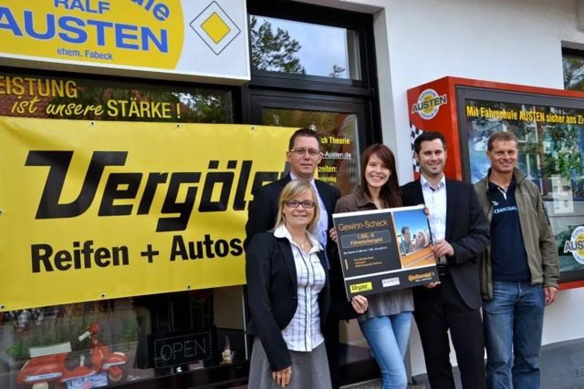 Romy Wolf und Lars Schulte (Vergölst), Michelle Kaatz (Gewinnerin), Michél Liebethal (Degener) und Fahrschulinhaber Ralf Austen