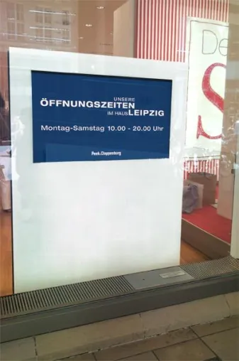 netvico stattet Peek & Cloppenburg Schaufenster mit Stelen aus Bild: netvico stattet Peek & Cloppenburg Schaufenster mit Stelen aus