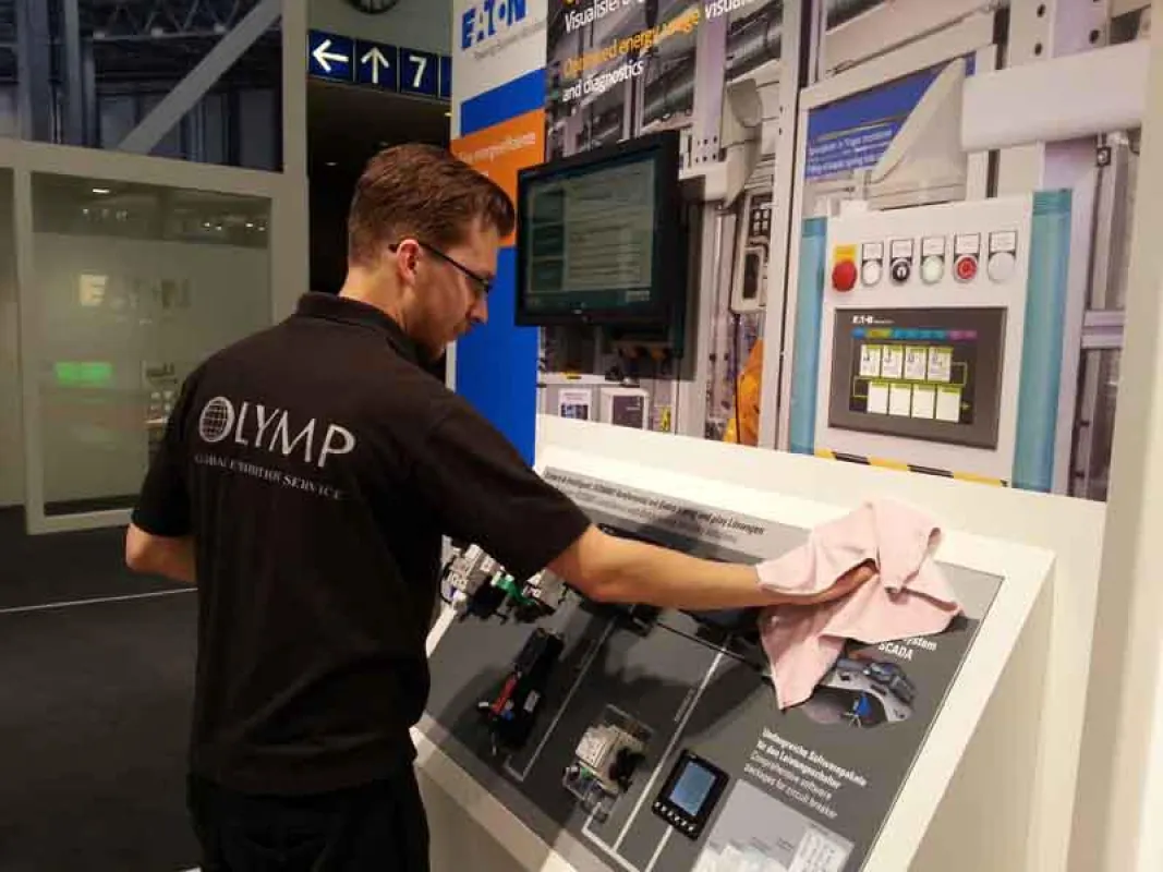 Exponatspflege am Eaton-Stand (Foto: OLYMP)