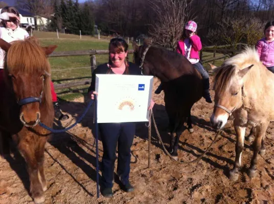 Bild: Wegold-Kunden spenden 550 Euro an heilpädagogische Reiteinrichtung