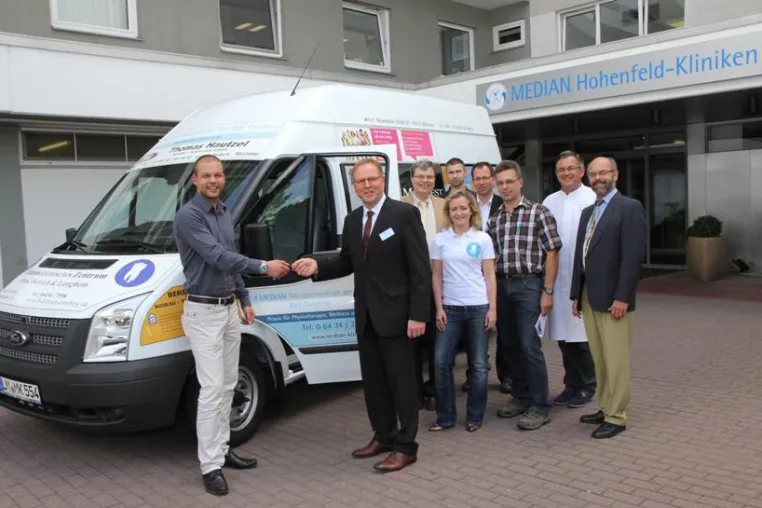 Bild: Neues Fahrzeug für die MEDIAN Hohenfeld-Kliniken: Mitarbeiter bedanken sich bei Sponsoren