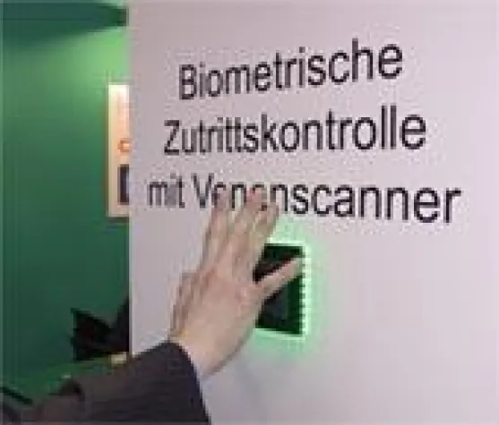 Bild: AZS System AG stellt Hand-Erkennung als neues Biometriesystem vor