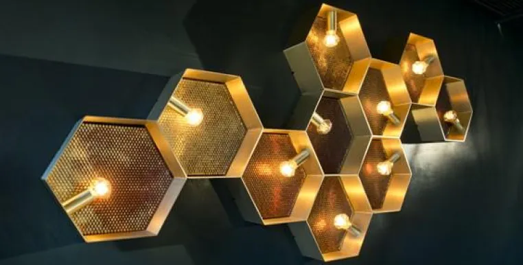 Bild: sanjivani – Hommage an Licht und Leben - Sechseckiges Lampenensemble in Wabengrundform