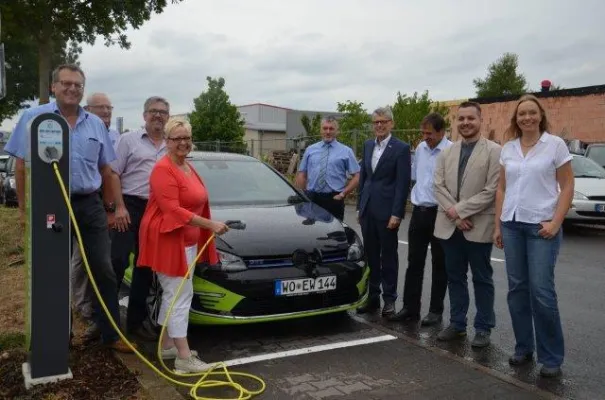 Bild: Auftanken in Bingen: Landrätin weiht E-Ladesäule ein