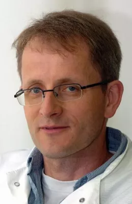 Bild: Amedis Klinikleiter rezertifiziert für Implantate