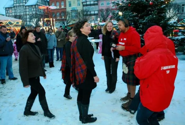 5 Weihnachtsmärkte in 5 Stunden - Morgenmoderator Schollmayer tanzt im Schottenrock Bild: 5 Weihnachtsmärkte in 5 Stunden - Morgenmoderator Schollmayer tanzt im Schottenrock