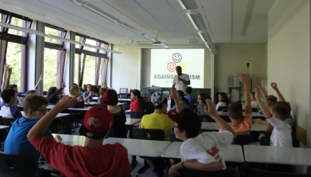 Bild: Antirassismus-Projektwoche „Against Racism“ mit Musiker „2schneidig“ an Magdeburger Sekundarschule