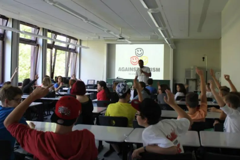 Antirassismus-Projektwoche „Against Racism“ mit Musiker „2schneidig“ an Magdeburger Sekundarschule Bild: Antirassismus-Projektwoche „Against Racism“ mit Musiker „2schneidig“ an Magdeburger Sekundarschule