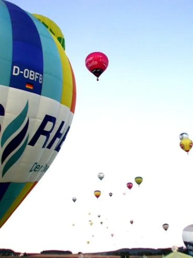 4. Internationale Warsteiner Balloon Sail 2010: Vom 18. bis zum 27. Juni 2010 versammeln sich zum vierten Mal Ballonfahrer aus ganz Europa mit über 70 Heißluftballons auf dem Kieler Nordmarksportfeld.