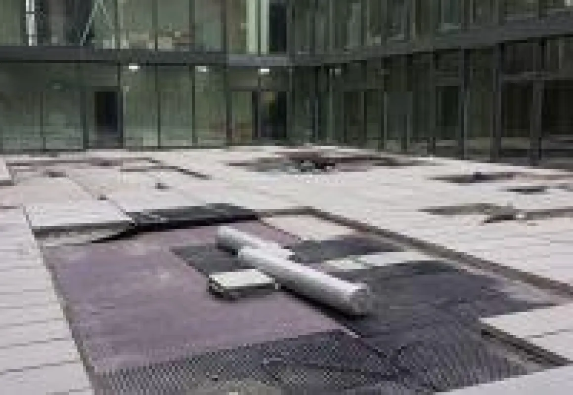 Das leitfähige Spezialvlies von Progeo befindet sich unterhalb der Abdichtung. (Foto: Progeo)