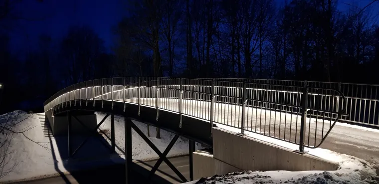 Brückenbeleuchtung mit LED-Handlauf im bayerischen Nördlingen Bild: Brückenbeleuchtung mit LED-Handlauf im bayerischen Nördlingen