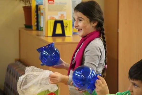 Bild: Schüler lernen mit Geld umzugehen