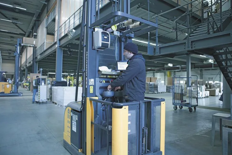 Bild: Wenn wenig oder kein Platz zur Verfügung steht: Etikettendrucker MACH1, MACH2 überzeugen in jeder Einbaulage