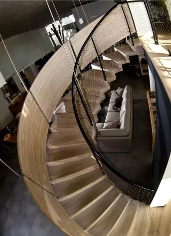 Bild: Hochwertige Faltwerktreppe mit individuellem Geländer