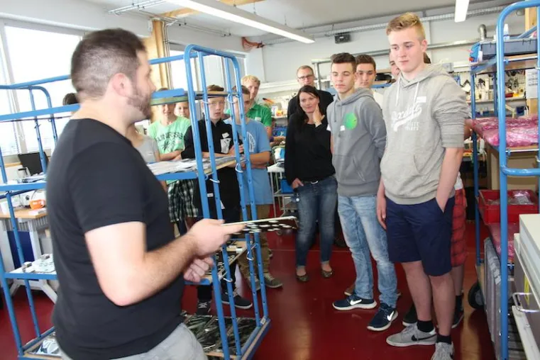Bild: Schüler schnuppern bei futronic rein