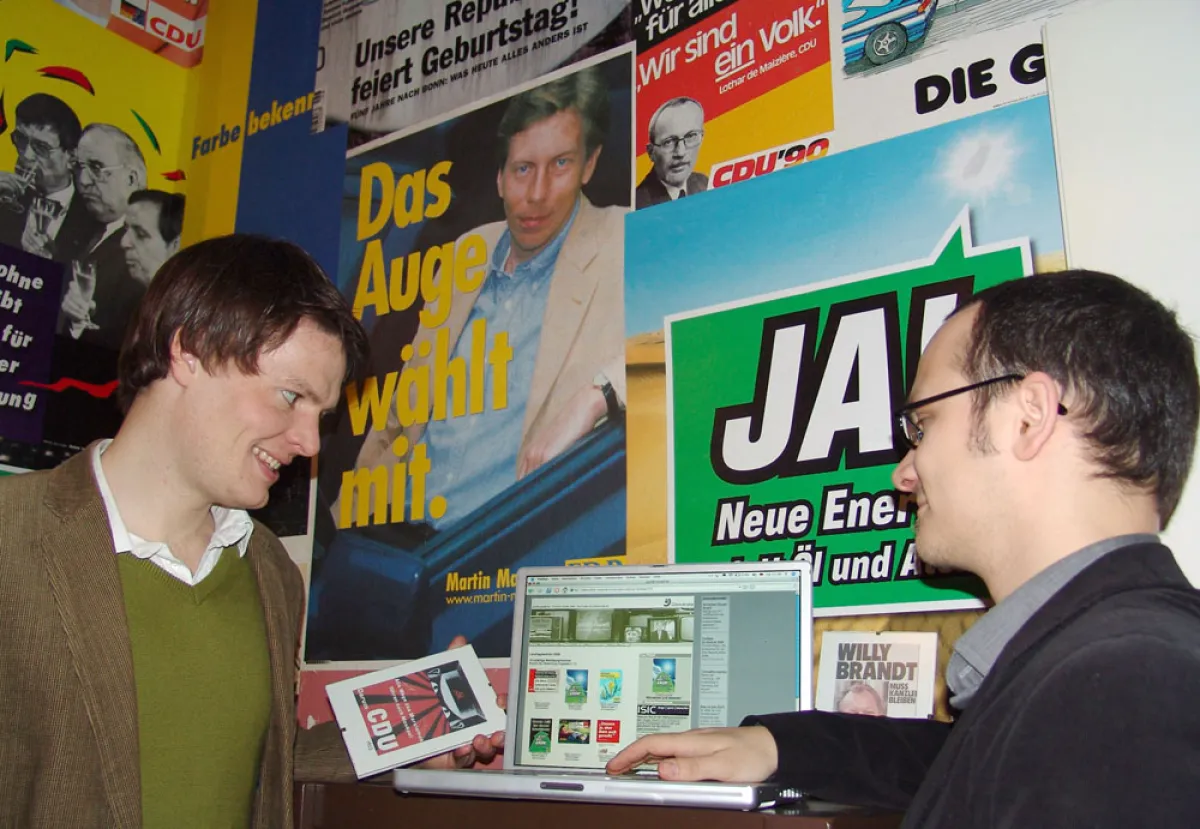 Im Berliner Café »Wahlkreis« fiel heute der Startschuss für den »Visuellen Wahlkampf«. Das Foto zeigt Christian Hochhuth und Olaf Nitz von iDemokratie.