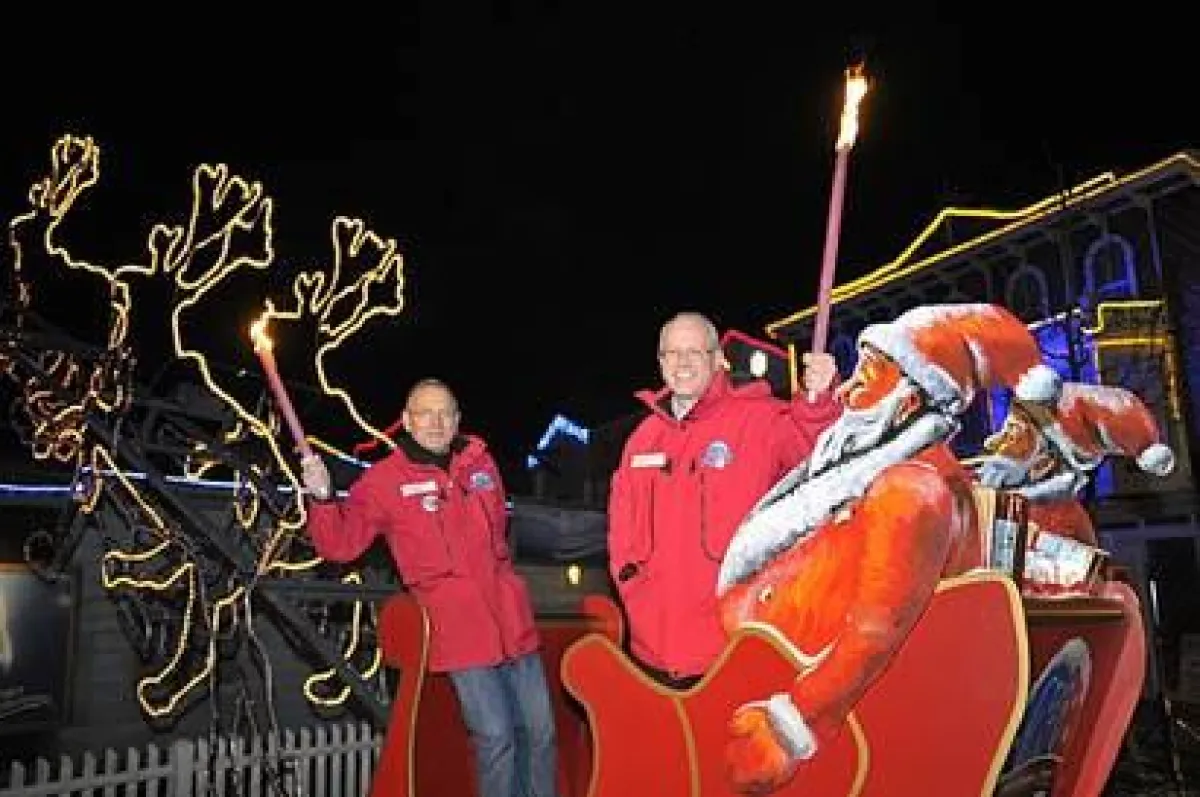 M. Söhlke, Vorstandvorsitzender E.ON Avacon, und Zoodirektor K.-M. Machens eröffnen den sechsten Winter-Zoo