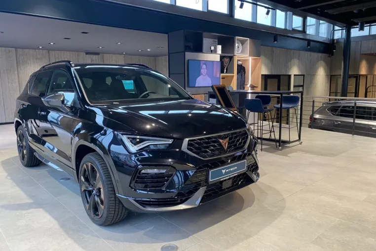 Autohaus Scherer setzt für die Showrooms der Marke Cupra auf Materialien von StoneslikeStones. Bild: Autohaus Scherer setzt für die Showrooms der Marke Cupra auf Materialien von StoneslikeStones.