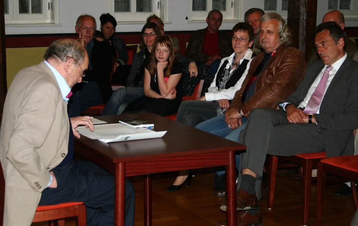 Anlässlich der Veröffentlichung seines Werkes „Nachschlag“ las Prof. Karl Oppermann vor einem interessierten Publikum in der Ratswaage des Wernigeröder Rathauses.