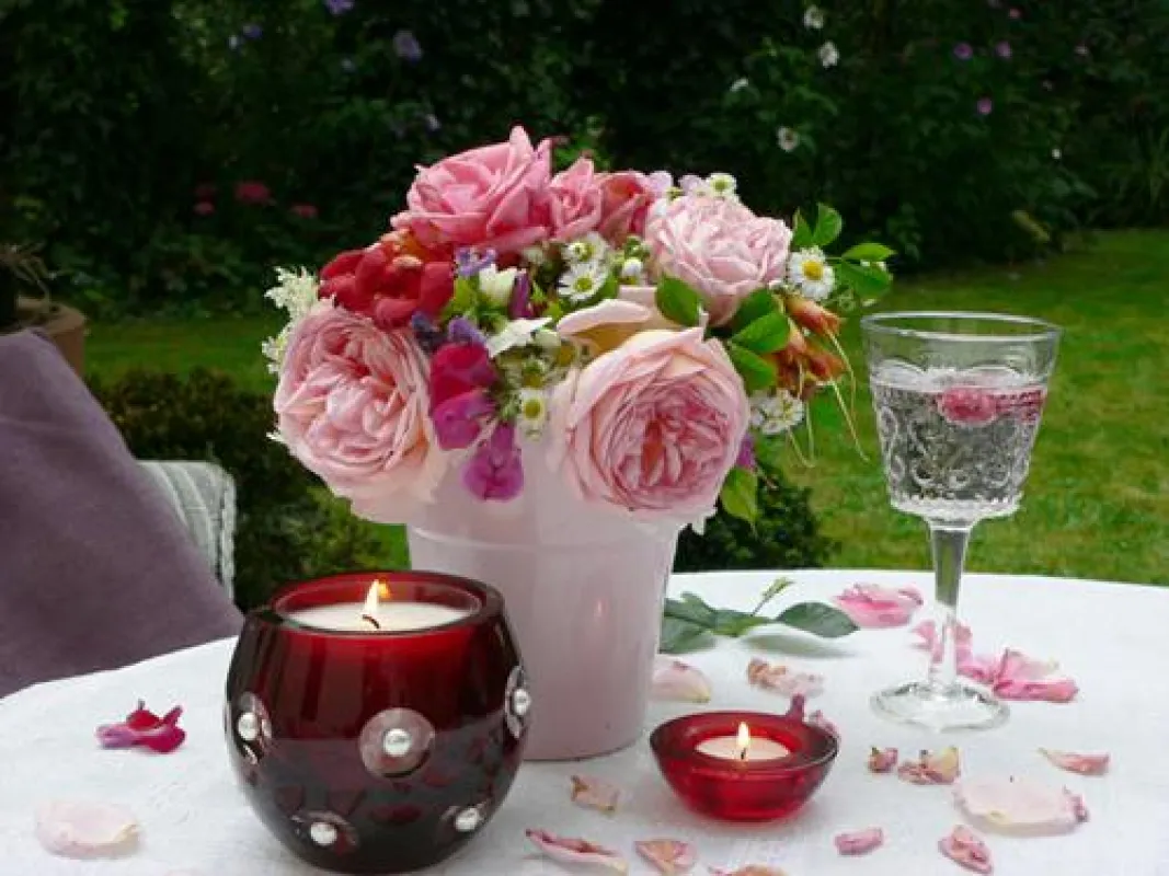 Liebevolles Arrangement mit Kerzen in RAL-Qualität zum Muttertag Foto: Gütegemeinschaft Kerzen