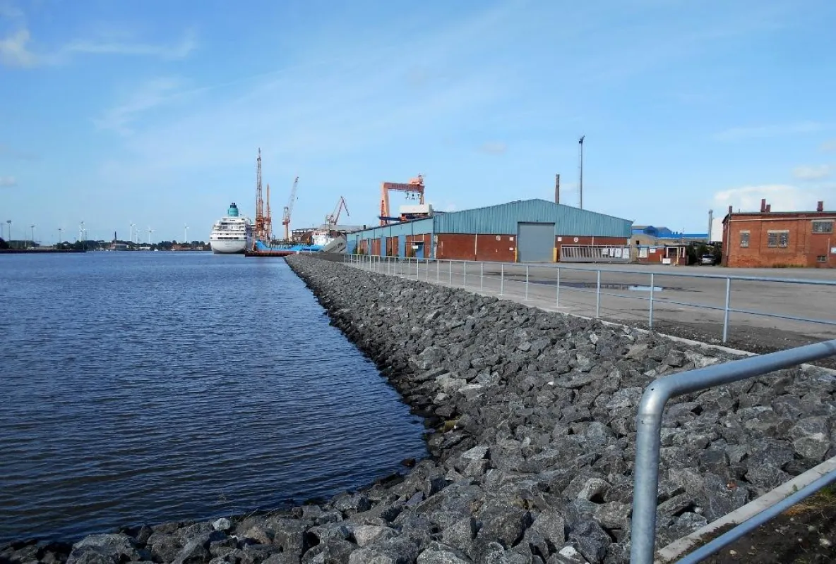 Industriehafenkai im Seehafen Emden in neuer Frische