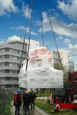 Bild: Gläsernes BHKW versorgt die Photovoltaikfabrik der SOLON SE mit CO2-neutraler Energie