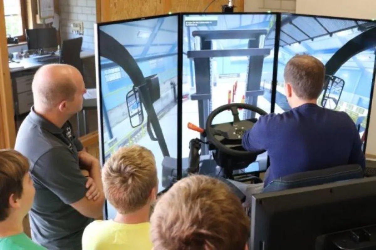 Bei der Gabelstapler-Simulation werden Waren in einer virtuellen Umgebung von A nach B transportiert