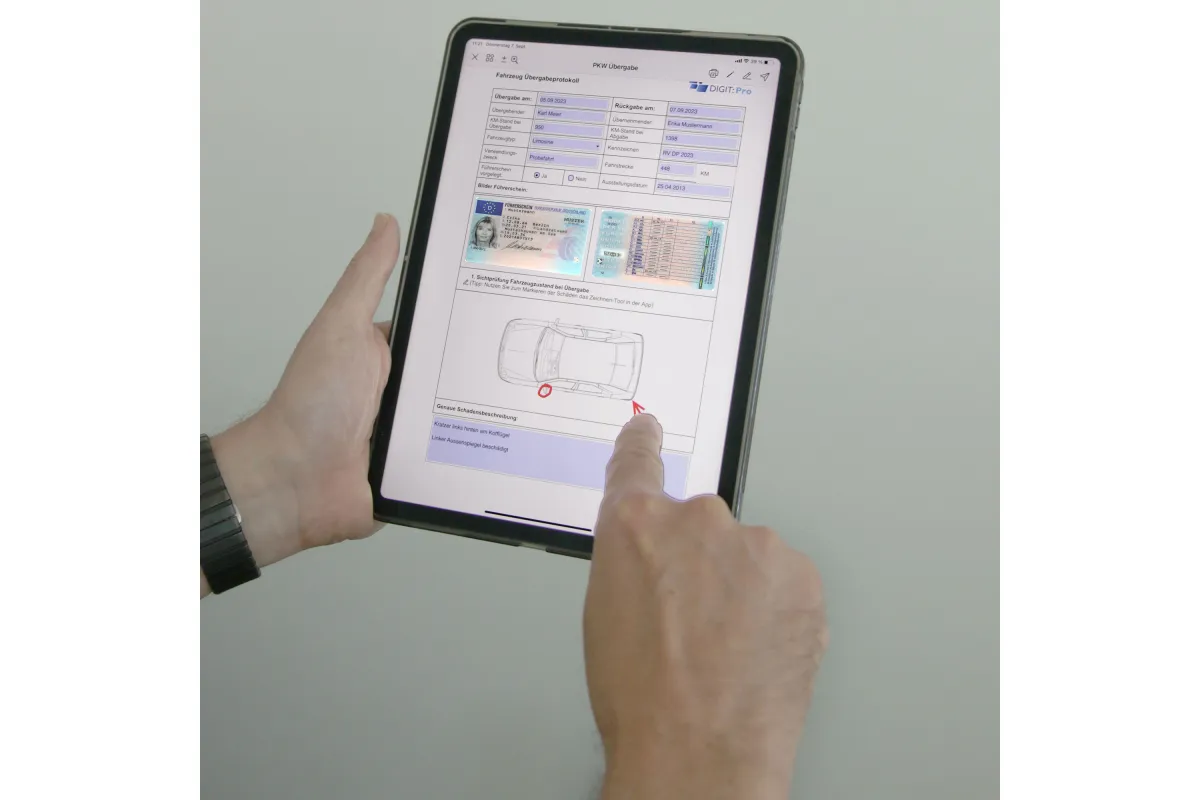 Corporate Design 1:1 auf Smartphone oder Tablet. Design und Sprachversion autom. geräteabhängig. (© Foto: DocHouse GmbH, Führerschein: Bundesdruckerei)