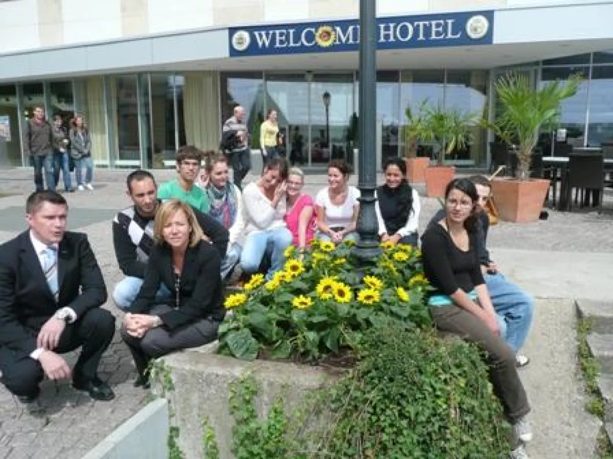 Freuen sich über ihr Projekt: Hoteldirektor André Schulz, Personalleiterin Beatrix Hähnle und Azubis