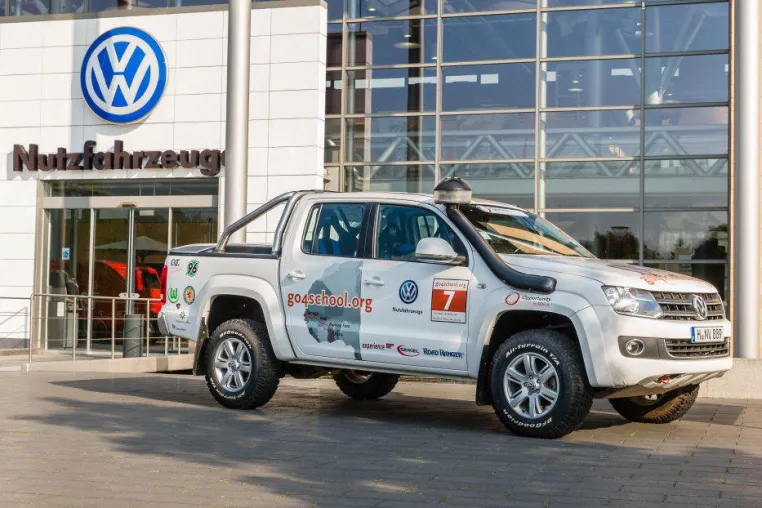 go4school-Rallye geht in die zweite Runde – VW Amaroks in Aktion für Microschools in Malawi. Bild: go4school-Rallye geht in die zweite Runde – VW Amaroks in Aktion für Microschools in Malawi.