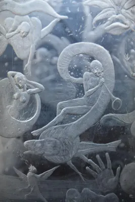 Bild: "Die fantastische Welt des Kristian Klepsch" im Glasmuseum Frauenau - Glasgravur aus einer anderen Welt