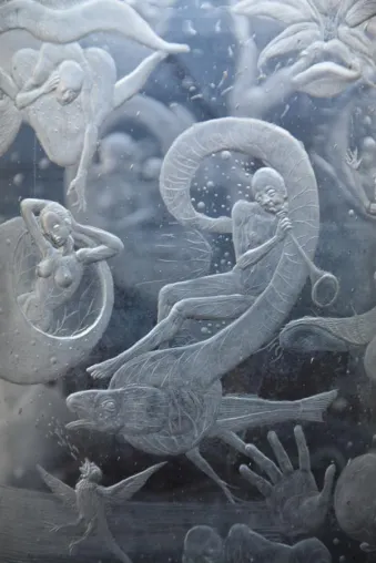 Bild: "Die fantastische Welt des Kristian Klepsch" im Glasmuseum Frauenau - Glasgravur aus einer anderen Welt
