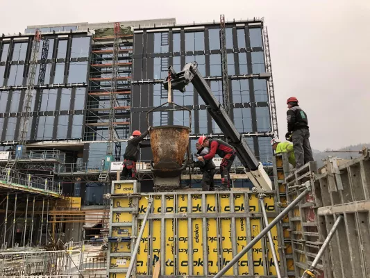 Bild: Weltneuheit beim B12 in Nüziders: klimaschonender Zement im Praxistest