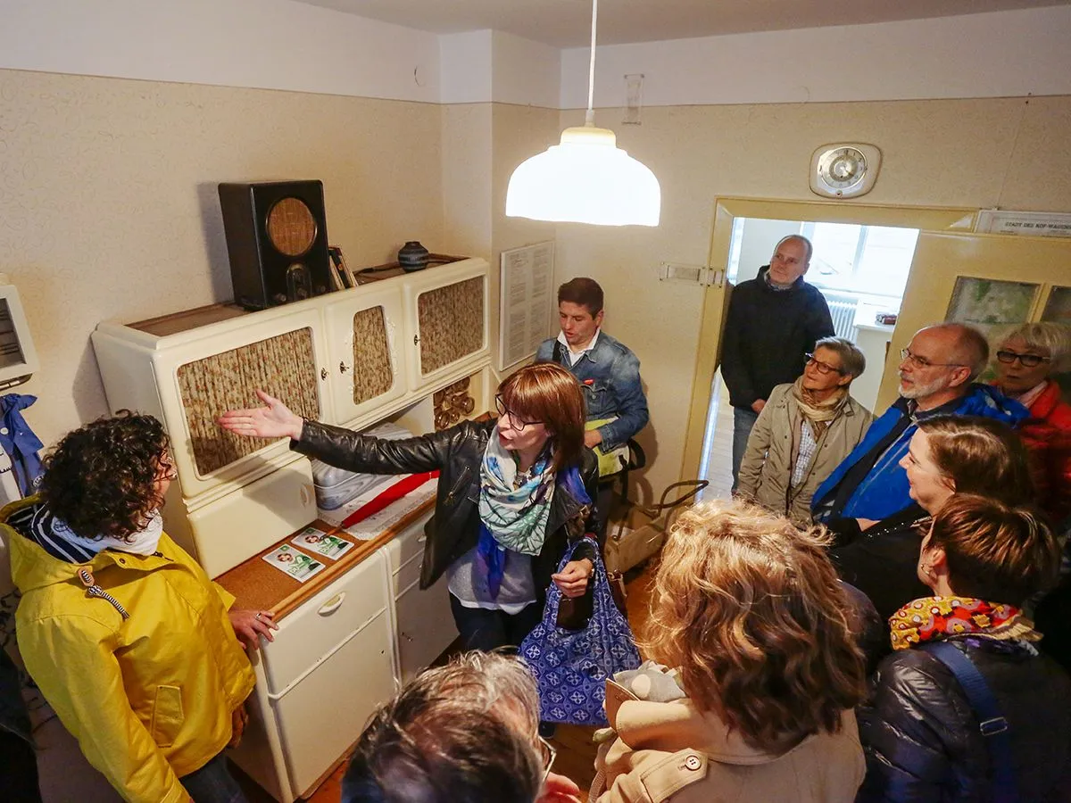 Führung durch die Museumswohnung (© WMG Wolfsburg, Foto: Janina Snatzke)