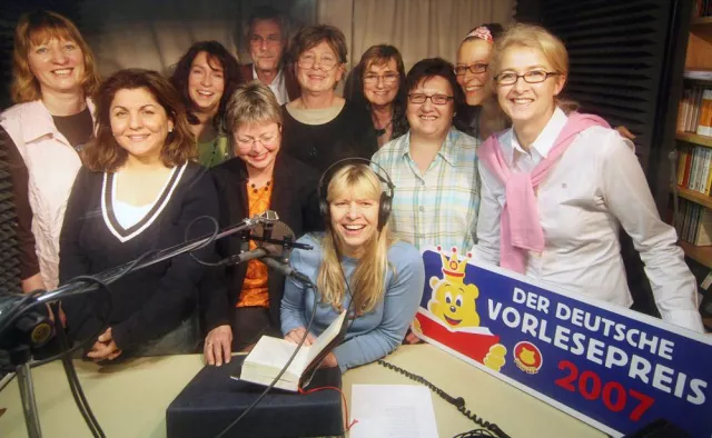 Bild: Vorlesepreis-Sieger aus Köppern und Stuttgart erlernen „Kunst des Vorlesens“ in Marburg