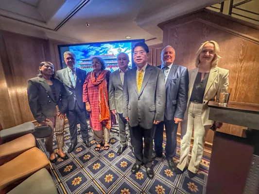 Deutschland und China in unruhigen Zeiten – China Forum Berlin begrüßt S.E. Deng Hongbo Bild: Deutschland und China in unruhigen Zeiten – China Forum Berlin begrüßt S.E. Deng Hongbo