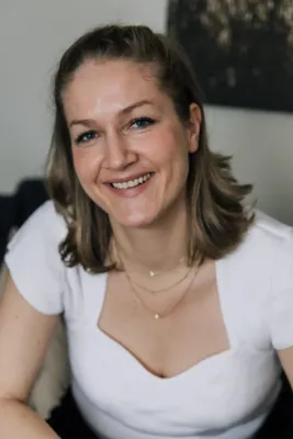 Authentische Dating-Fotos für Männer: Fotografin Nora Peisger zeigt Persönlichkeit statt perfekter Posen Bild: Authentische Dating-Fotos für Männer: Fotografin Nora Peisger zeigt Persönlichkeit statt perfekter Posen