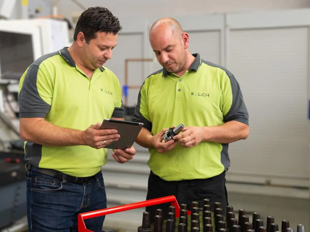 v.l.n.r. Kurt Bening, Josef Macrovassilis prüfen die Einträge für KELCH-Produkte in der Tool-Arena.