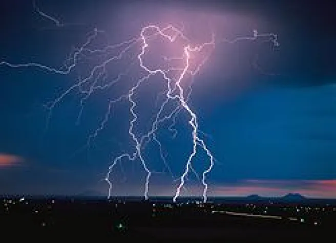 Bild: Eaton: PCs vor Spannungsschwankungen und Stromausfall bei Gewitter schützen