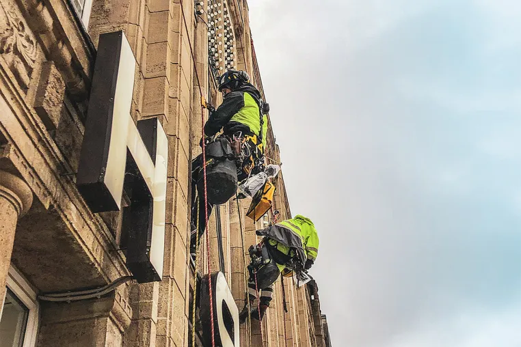 Bild: Gerüstlose Montage von Weihnachtsbeleuchtung und -dekoration durch die Industrie Kletterer Hamburg