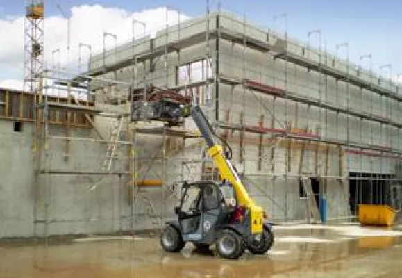 Leichtgewichtiger Teleskoplader aus dem HKL MIETPARK punktet beim Bau eines Fachmarktzentrums in Lippstadt Bild: Leichtgewichtiger Teleskoplader aus dem HKL MIETPARK punktet beim Bau eines Fachmarktzentrums in Lippstadt