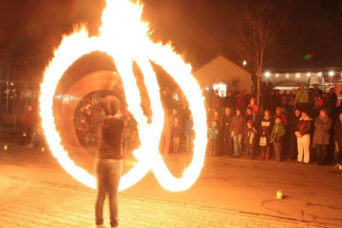 Die Feuershow der Zirkusakademie faszinierte