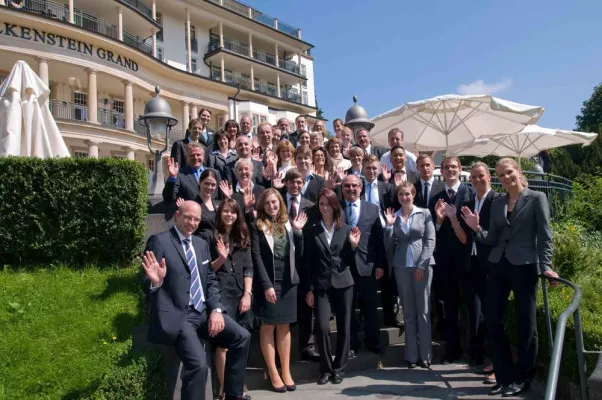 Bild: Zweimal fünf Sterne für elf neue Hotelauszubildende