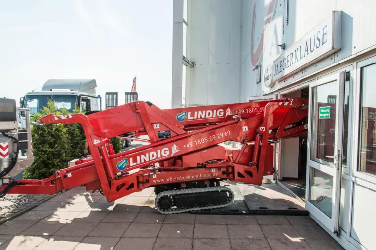 Raupenbühne von System Lift kommt in Möbelhaus voll zur Entfaltung Bild: Raupenbühne von System Lift kommt in Möbelhaus voll zur Entfaltung