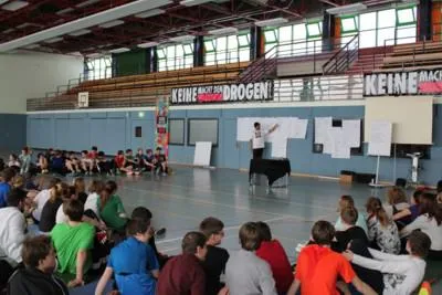 Bild: 2schneidig@school in Bad Freienwalde: Musiker gestaltet Projekttag zum Thema Suchtprävention