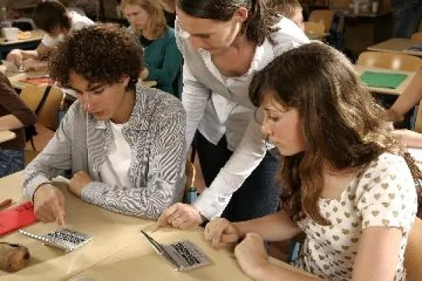 Bild: Elektronisches Wörterbuch unterstützt bei Rechtschreibung und Fremdsprache