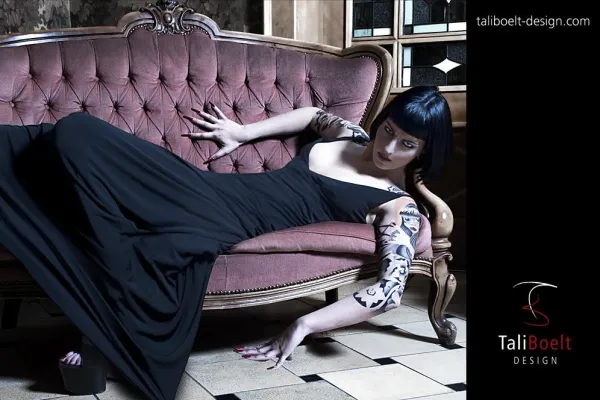 Bild: Top Model Emily van Houten trägt TaliBoelt Design. Fashion Shoot der besonderen Art.