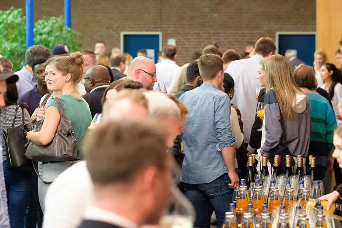 Nach der Veranstaltung luden Getränke und ein Buffet zum Verweilen ein. (Foto: NBS)