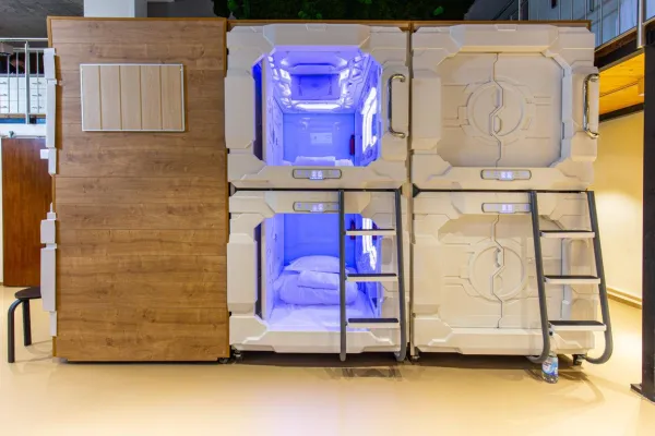 Bild: Space-Feeling bei der nächsten Feier? – Das area24/7 Kapselhotel ist auch für Events komplett buchbar