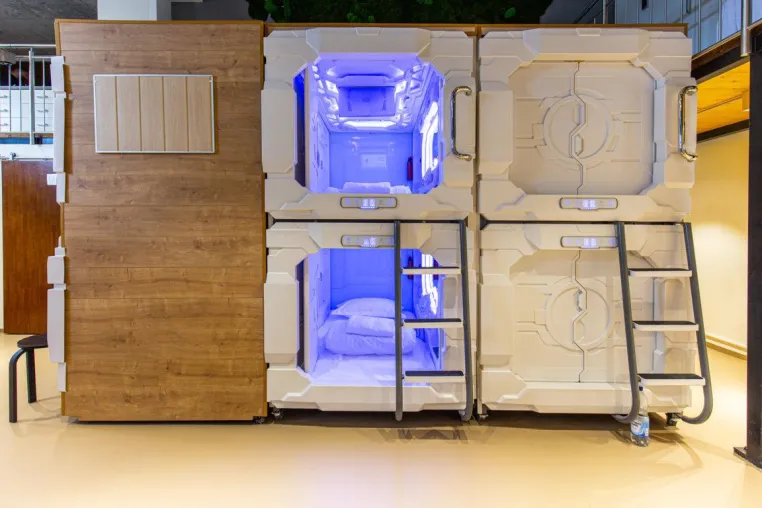 Bild: Space-Feeling bei der nächsten Feier? – Das area24/7 Kapselhotel ist auch für Events komplett buchbar